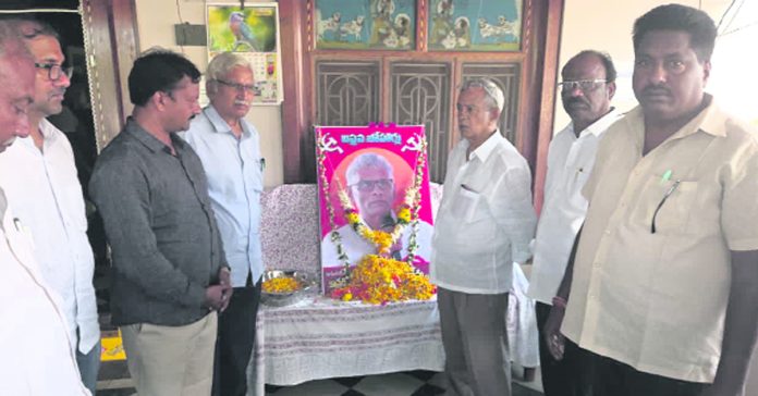 అత్యంత నీతివంతమైన కమ్యూనిస్టు సామినేని