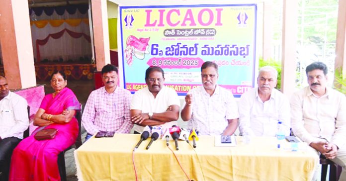 ఎల్ఐసీ ప్రయివేటీకరణకు కేంద్రం కుట్ర