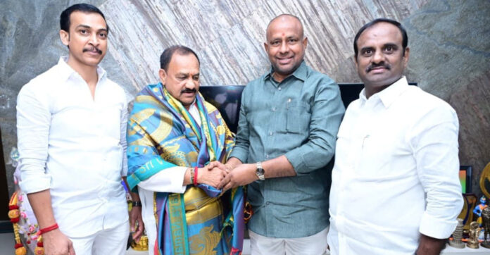 Vajresh Yadav meets TPCC chief