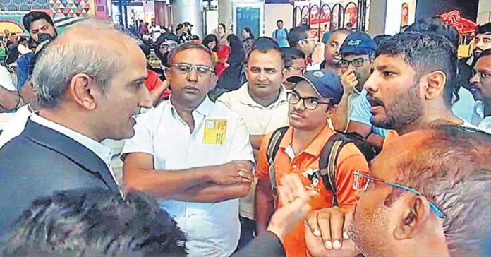 శంషాబాద్ ఎయిర్పోర్టులో సాంకేతిక సమస్య…ప్రయాణికులు ఆందోళన