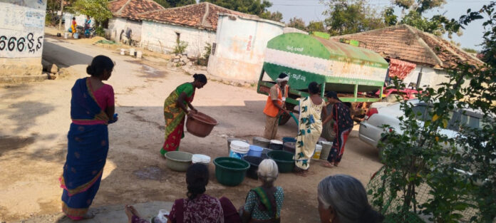 కాలనీలో వాటర్ ట్యాంకర్ ద్వారా నీటి సరఫరా