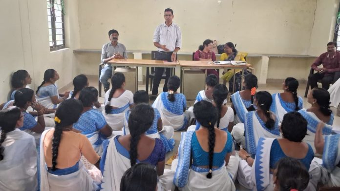 ఇంటింటికి తిరిగి నీరు నిలవగల ప్రాంతాలను గుర్తించాలి..