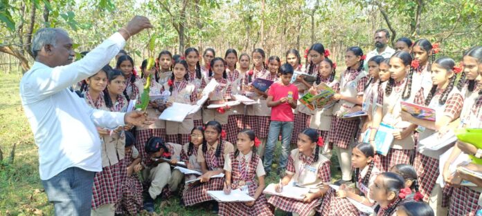 పట్టు పరిశ్రమలో ఆదర్శ విద్యార్థుల అధ్యయనం