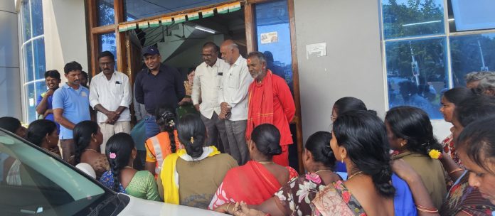 కార్మికుల సమస్యలను పరిష్కరించాలి