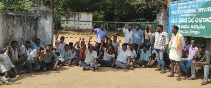 ఎఫ్డిఓ కార్యాలయం ముందు యాదవుల నిరసన