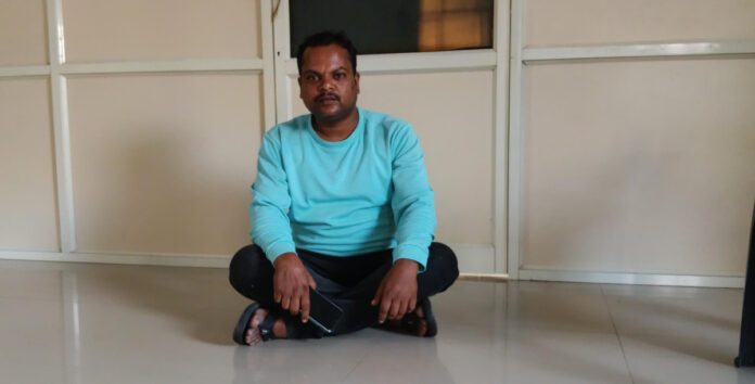 ఇందిరమ్మ ఇల్లు మంజూరు చేయాలని యువకుడి నిరసన