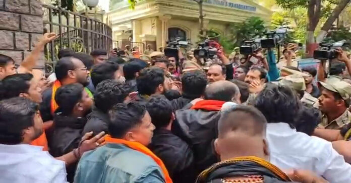 డీజీపీ కార్యాలయం ఎదుట ఉద్రిక్తత