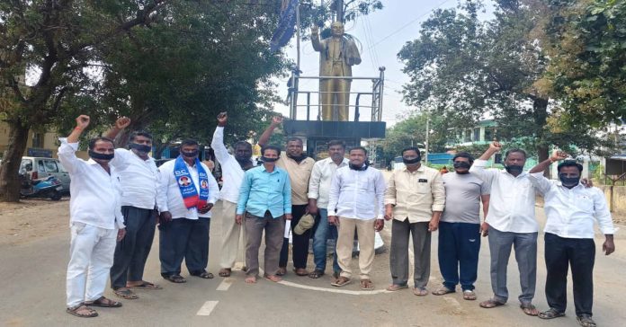 బీసీలకు విద్యా ఉద్యోగ రాజకీయాలలో 42 శాతం రిజర్వేషన్ కల్పించాలి