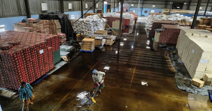 కాఫీ కంపెనీలోకి చేరిన వరద నీరు