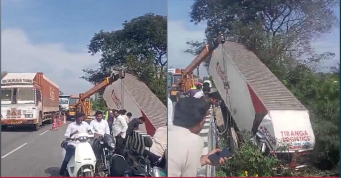 మెదక్ లో వాగులోకి దూసుకెళ్లిన భారీ కంటైనర్