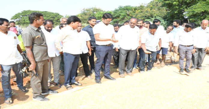 మొక్కజొన్న పంట కొనుగోళ్ల ప్రక్రియ సజావుగా నిర్వహించాలి