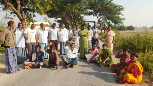 తూకం వేయట్లేదు డబ్బులు రావట్లేదని రోడ్డు ఎక్కిన రైతులు