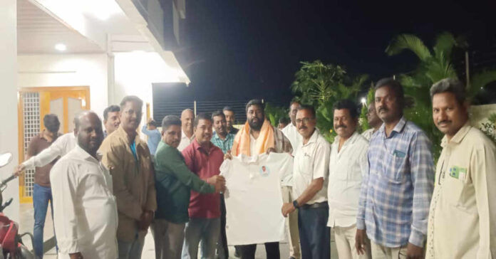 పాత్రికేయ క్రీడాకారులకు టీ షర్ట్స్ పంపిణీ