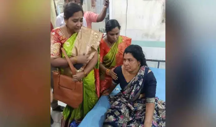 ఆటోను ఢీకొన్న ఇసుక లారీ..ఉపాధ్యాయులకు తీవ్ర గాయాలు