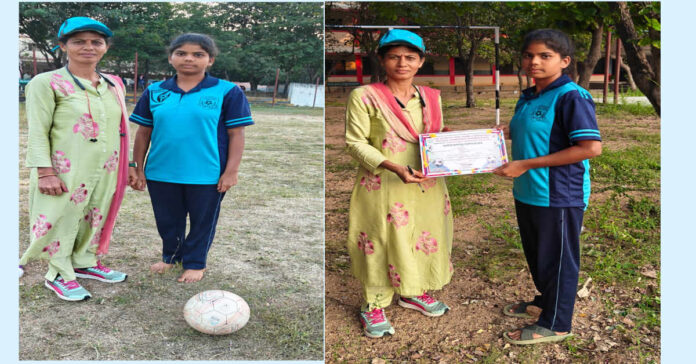 జాతీయ ఫుట్ బాల్ పోటీలకు దండు మల్కాపురం ఉన్నత పాఠశాల విద్యార్థిని ఎంపిక