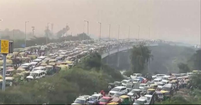 కార్తీక పౌర్ణమి..వంతెనపై భారీగా నిలిచిన వాహనాలు