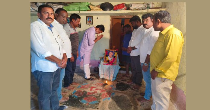 పలు కుటుంబాలను పరామర్శించిన మాజీ ఎమ్మెల్యే పుట్ట