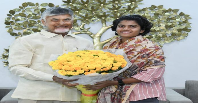 మహిళా క్రికెటర్ శ్రీచరణికి భారీ నజరానా