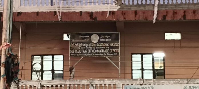 సబ్ రిజిస్టార్ కార్యాలయంలో ఏసీబీ సోదాలు