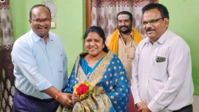 ఎమ్మెల్యే రాగమయిను మర్యాద పూర్వకంగా కలిసిన సింగరేణి సత్తుపల్లి జీఎం శ్రీనివాస్