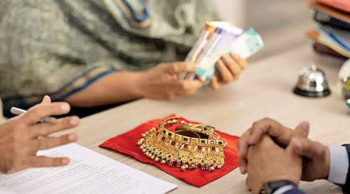 పైసల్లేక..పసిడే దిక్కు