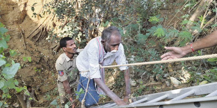 ప్రమాదవశాత్తు బావిలో పడ్డ వృద్ధుడు