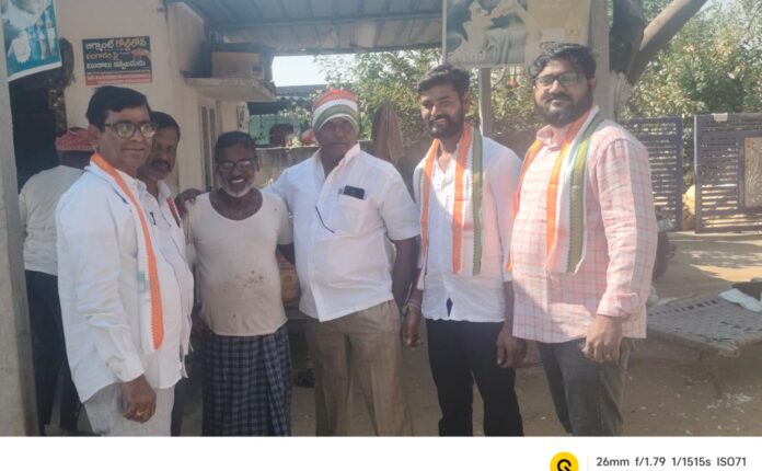 ప్రచారంలో దూసుకు పోతున్న కాంగ్రెస్ సర్పంచ్ అభ్యర్థి