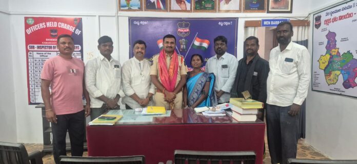 అధికారులను సన్మానించిన పాలకవర్గం