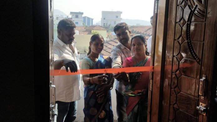 కమ్మర్ పల్లిలో షాపు ప్రారంభోత్సవంలో పాల్గొన్న సర్పంచ్ దంపతులు