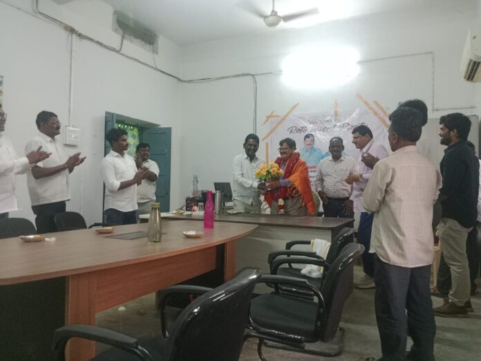 పదవి విరమణ పొందిన అధికారికి ఘన సన్మానం