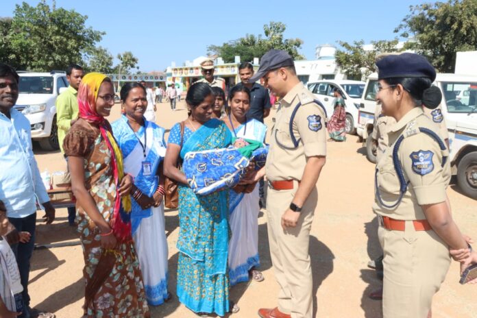 పోలింగ్ కేంద్రాలను పరిశీలించిన జిల్లా ఎస్పీ