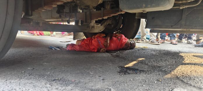 పరకాలలో విషాదం.. ఆక్రమణల ముసుగులో వృద్ధురాలి బలి!