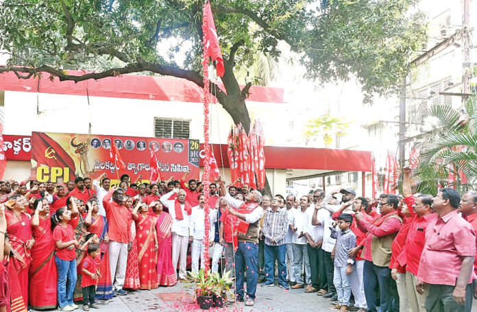 ఎర్రజెండాలన్నీ ఏకమై ఎర్రకోటపై ఎగరాలి