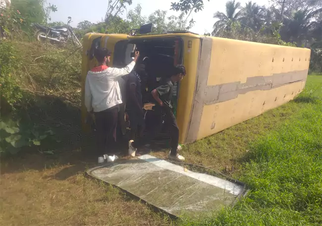 పాఠశాల బస్సు బోల్తా..విద్యార్థులకు గాయాలు