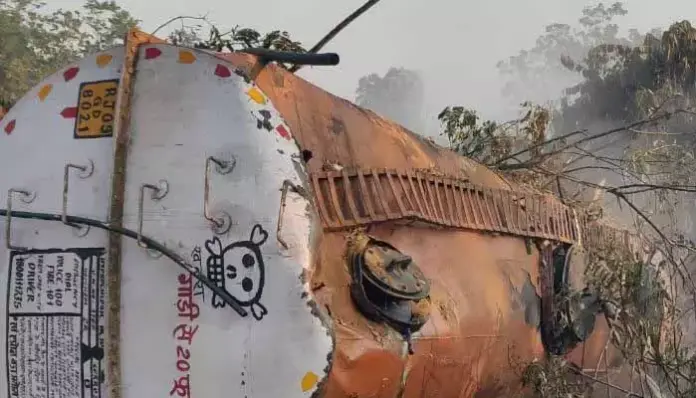 లోయలో పడ్డ యాసిడ్ లారీ..డ్రైవర్ మృతి