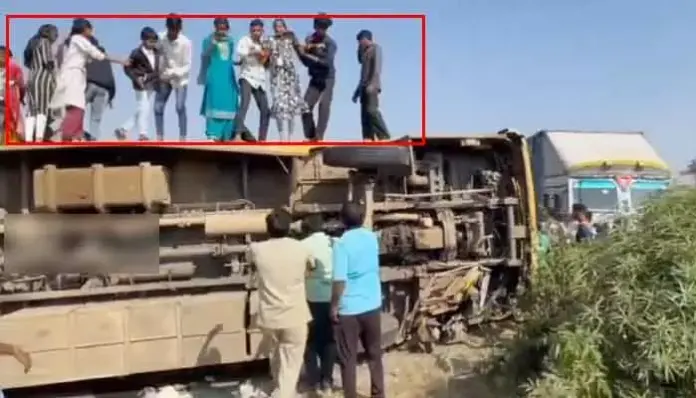 శంషాబాద్లో బోల్తాపడిన స్కూల్ బస్సు..