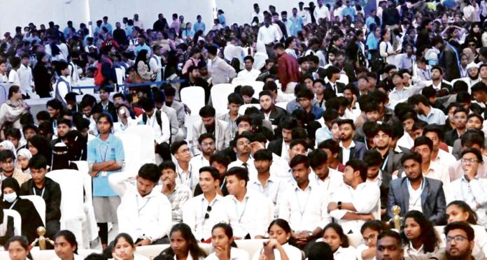 గ్లోబల్ సమ్మిట్లో విద్యార్థుల కోలాహలం