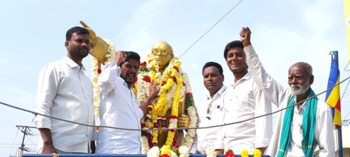 అంబేద్కర్ విగ్రహానికి ఘన నివాళి