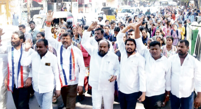 రూ.10 వేల కోట్ల ఫీజు బకాయిలు వెంటనే చెల్లించాలి