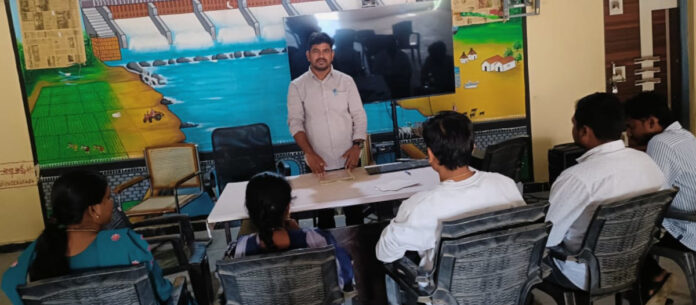 ఎరువుల బుకింగ్ పై అవగాహన కల్పించిన ఏఓ రాజు