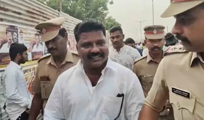 విజయ్ బహిరంగ సభ..తుపాకీతో వ్యక్తి చొరబాటు