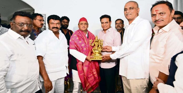 ప్రజల్లో ఉంటేనే అధికారం