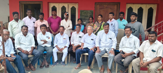 అవి పోలీస్ స్టేషన్లా .? కాంగ్రెస్ కార్యాలయాలా ?