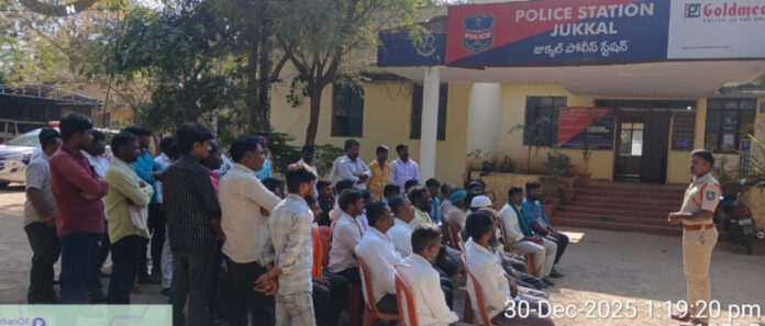 ఆటో డ్రైవర్లు అప్రమత్తంగా ఉండాలి: ఎస్సై నవీన్ చంద్ర