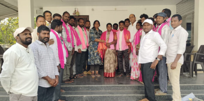 BRS District President honors Etur Sarpanch