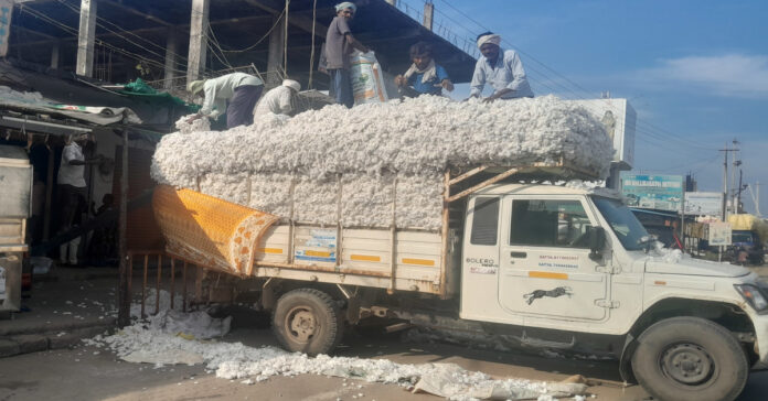 పత్తి కొనుగోలులో దళారుల దందా