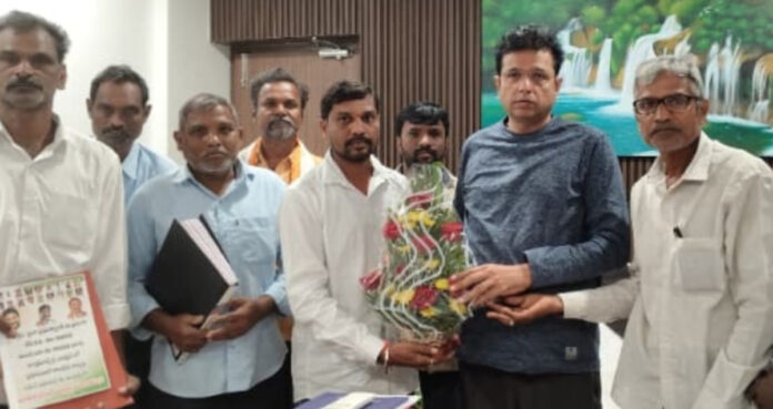 కారోబార్స్, సిబ్బంది సమస్యలను పరిస్కారం చేయాలి