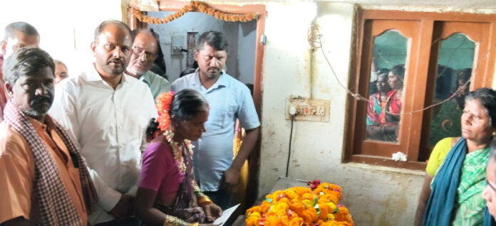 మృతుడి కుటుంబాన్ని పరామర్శించిన బుసిరెడ్డి పాండన్న