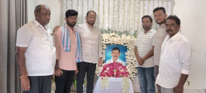 Busireddy pays tribute to Rikkala Vasudeva Reddy