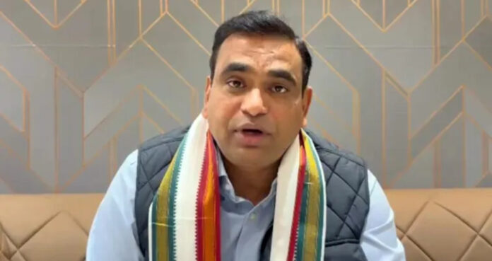 సీఎం రేవంత్ రెడ్డి మిమ్మల్ని ఫుట్ బాల్ ఆడుకుంటున్నారు: ఎంపీ చామల